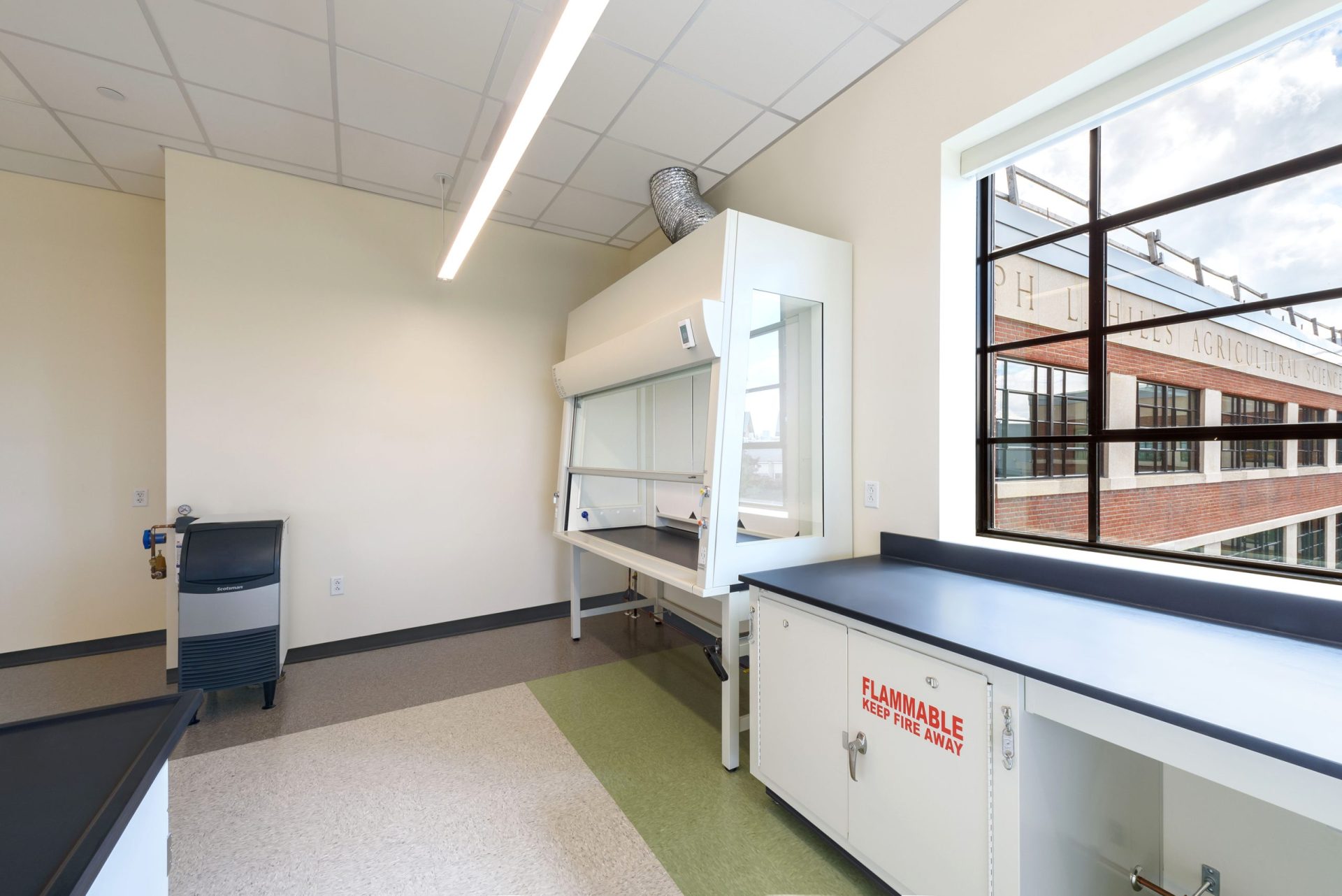 UVM Hills Observation2 fume hood on a table, in a lab