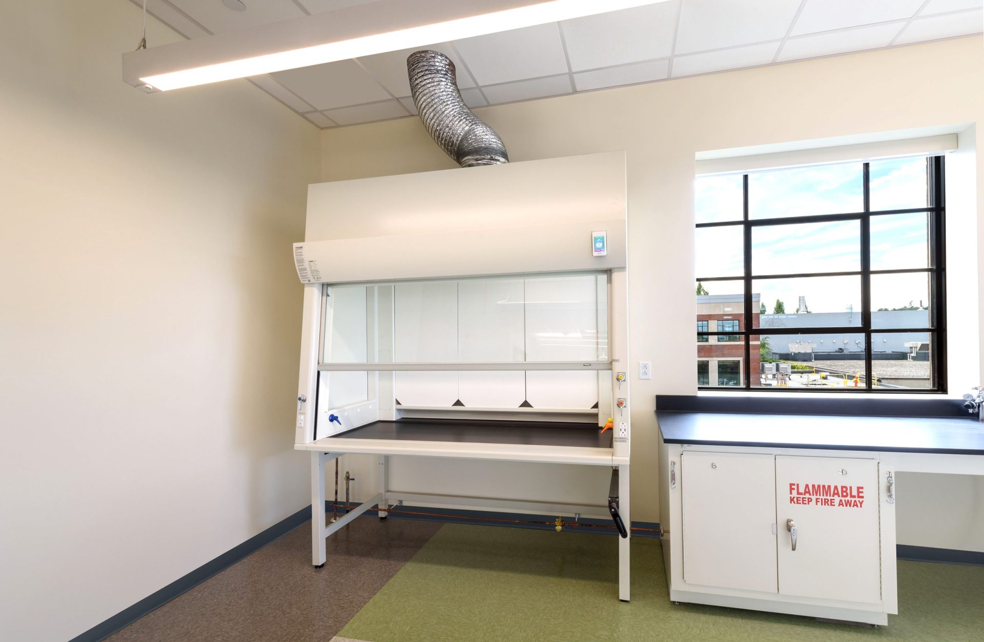 UVM Hills Observation2 fume hood on a table, in a lab
